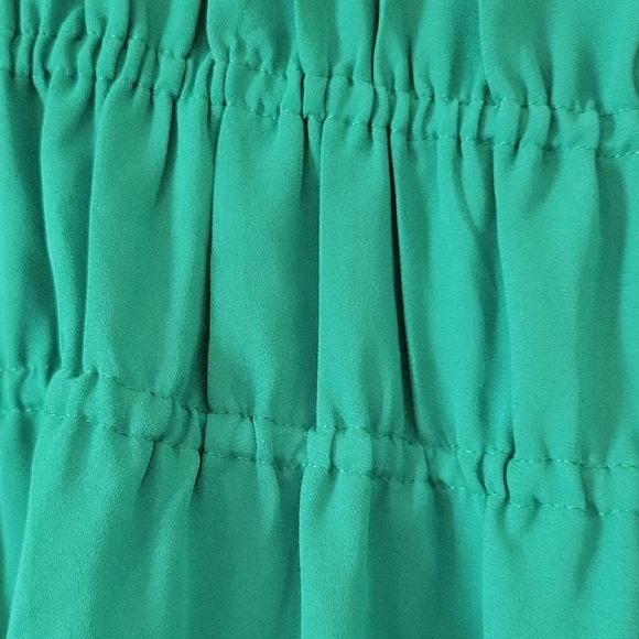 Green Sleeveless Top - Picture 2 of 7